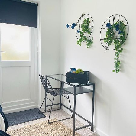 Lovely 1 Bed Home Near Hospital, With Parking & Garden Work Contractor Leisure, Sapphire Cambridge Zewnętrze zdjęcie