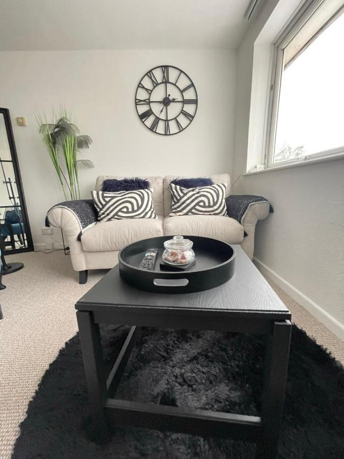 Lovely 1 Bed Home Near Hospital, With Parking & Garden Work Contractor Leisure, Sapphire Cambridge Zewnętrze zdjęcie