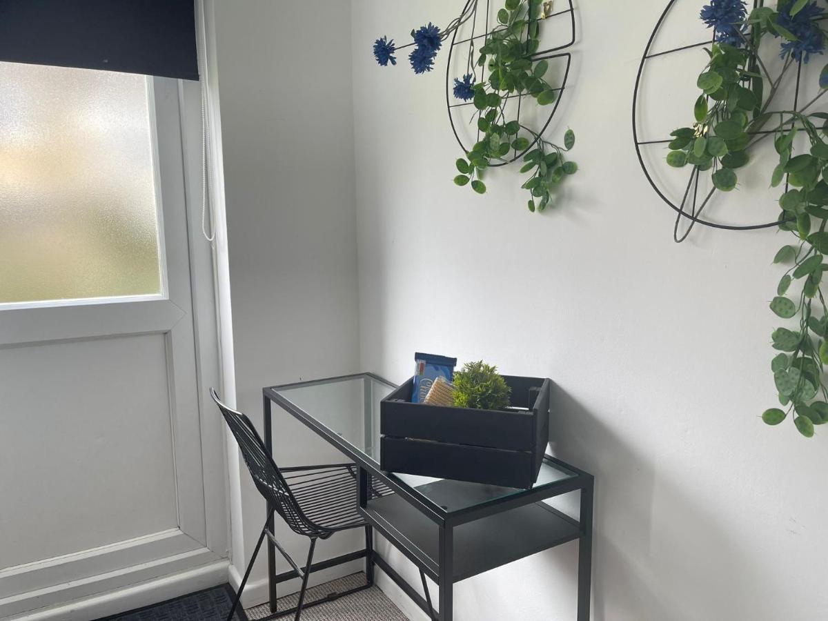 Lovely 1 Bed Home Near Hospital, With Parking & Garden Work Contractor Leisure, Sapphire Cambridge Zewnętrze zdjęcie